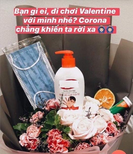 Set quà Valentine gồm khẩu trang, nước rửa tay, vitami C và hoa tươi. Nguồn ảnh: Facebook Video: Valentine ở Nhật Bản. Nguồn: VTC.