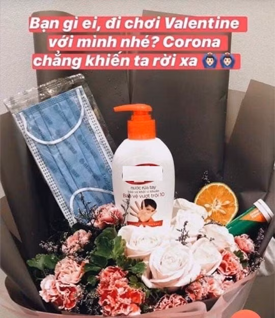 Set quà Valentine gồm khẩu trang, nước rửa tay, vitami C và hoa tươi. Nguồn ảnh: Facebook Video: Valentine ở Nhật Bản. Nguồn: VTC.