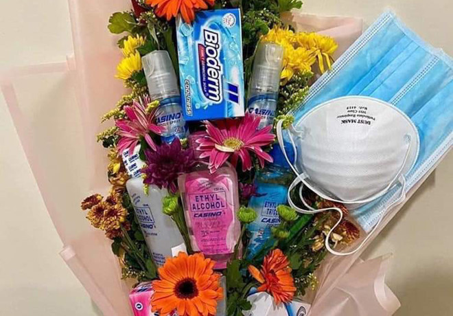 Bó hoa tươi mà thiếu khẩu trang và nước sát khuẩn giữa đại dịch là không phải hoàn hảo.