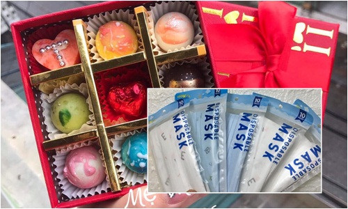 Hộp quà socola tặng kèm khẩu trang.