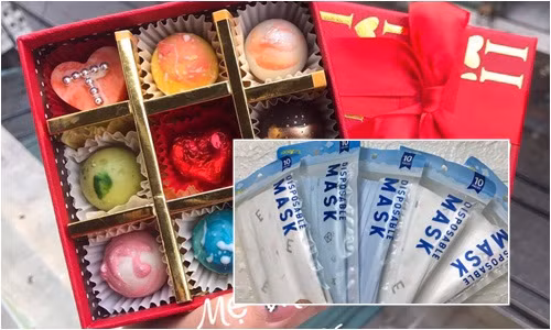 Hộp quà socola tặng kèm khẩu trang.