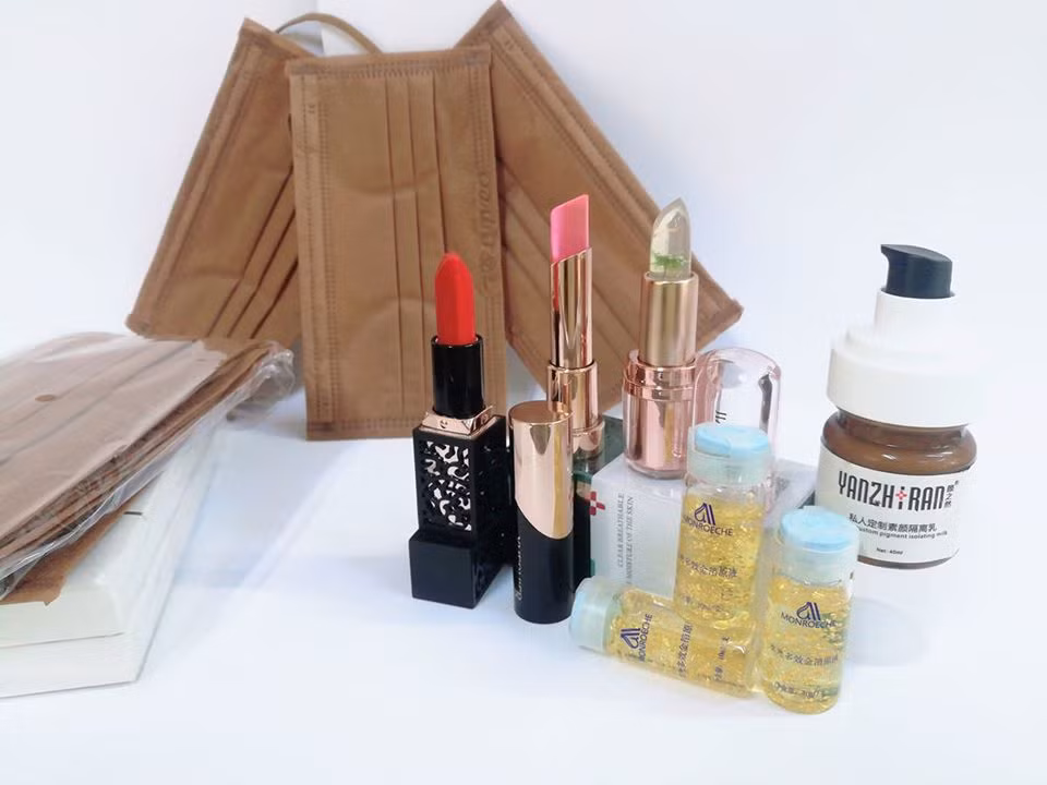 Một người bán hàng online cho biết, khách mua bất kì sản phẩm làm đẹp nào đều được tặng kèm 1 khẩu trang y tế màu socola tình yêu.