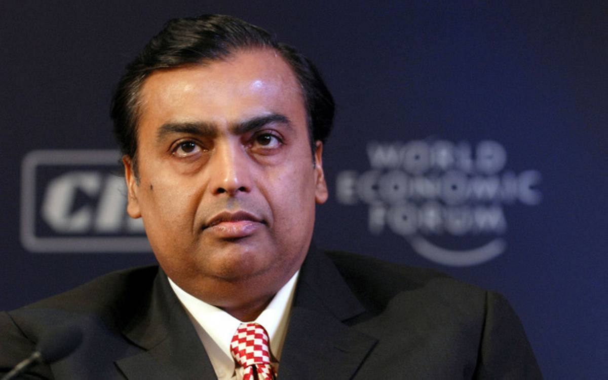 Đặc biệt, ông rất dành nhiều thời gian làm bạn với thiên nhiên. Mukesh thường tổ chức các bữa tiệc xa hoa tại Antilia với danh sách khách mời bao gồm hầu hết các ngôi sao Bollywood và chính trị gia.