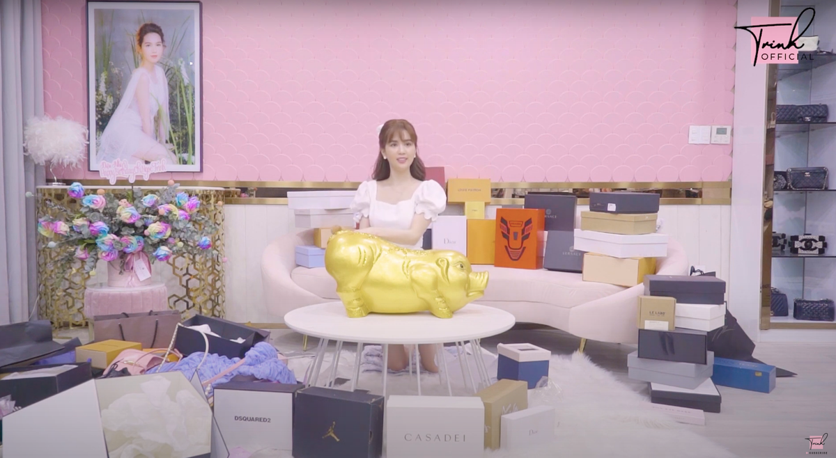 Đáng chú ý nhất, Ngọc Trinh cũng đã "mổ heo" sau 7 tháng để dành, tiền đô nhiều đến mức cô phải nhờ trợ lý Thuý Kiều đếm hộ.