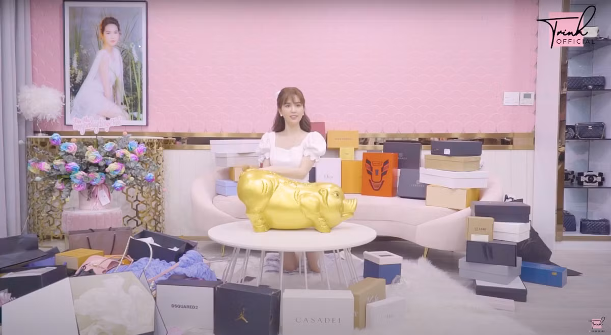 Đáng chú ý nhất, Ngọc Trinh cũng đã "mổ heo" sau 7 tháng để dành, tiền đô nhiều đến mức cô phải nhờ trợ lý Thuý Kiều đếm hộ.