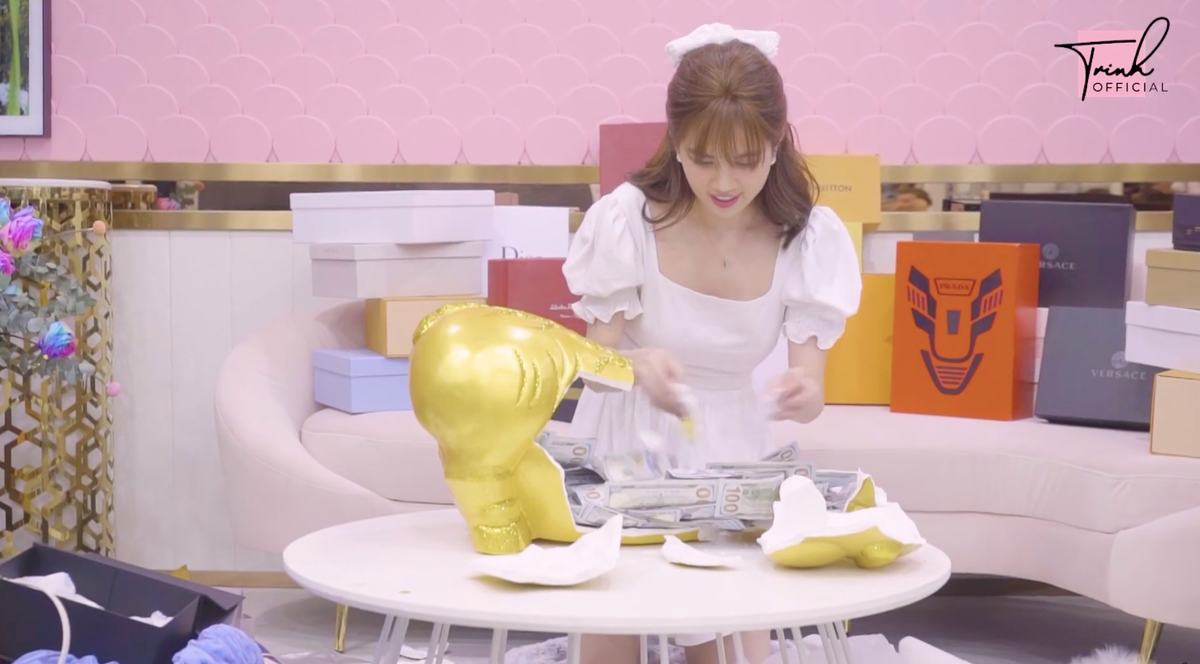 Tổng số tiền Ngọc Trinh có được sau thời gian bỏ ống heo là hơn 2,7 tỷ đồng. Nguồn ảnh: cắt từ clip.