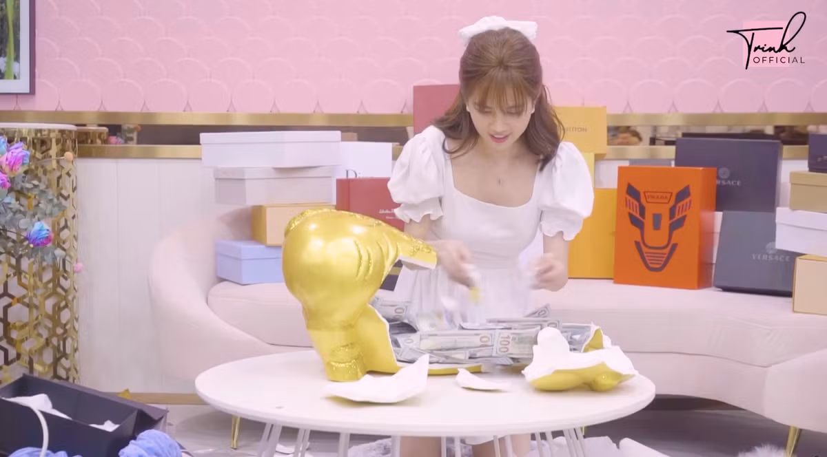 Tổng số tiền Ngọc Trinh có được sau thời gian bỏ ống heo là hơn 2,7 tỷ đồng. Nguồn ảnh: cắt từ clip.