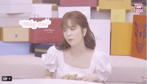 Trong video đập hộp quà sinh nhật, siêu mấu Ngọc Trinh tiết lộ "Có những món Trinh mua 2-3 cái tại không biết suy nghĩ chọn màu nào. Món nào tầm 200-300 triệu trở xuống thì mua luôn hết mẫu không cần suy nghĩ".