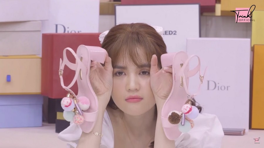 Bên cạnh đó, Ngọc Trinh còn được hội bạn thân tặng rất nhiều túi xách, phụ kiện, giày dép,... đa phần các món đều có giá từ 10 triệu trở lên.