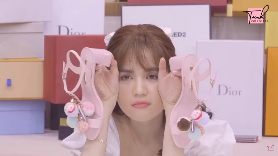 Bên cạnh đó, Ngọc Trinh còn được hội bạn thân tặng rất nhiều túi xách, phụ kiện, giày dép,... đa phần các món đều có giá từ 10 triệu trở lên.