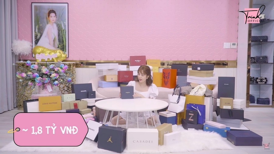 Tâm điểm của món quà sinh nhật lần này là mẫu đồng hồ Thụy Sĩ - Audemars Piguet trị giá gần 2 tỷ đồng.