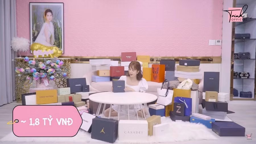 Tâm điểm của món quà sinh nhật lần này là mẫu đồng hồ Thụy Sĩ - Audemars Piguet trị giá gần 2 tỷ đồng.