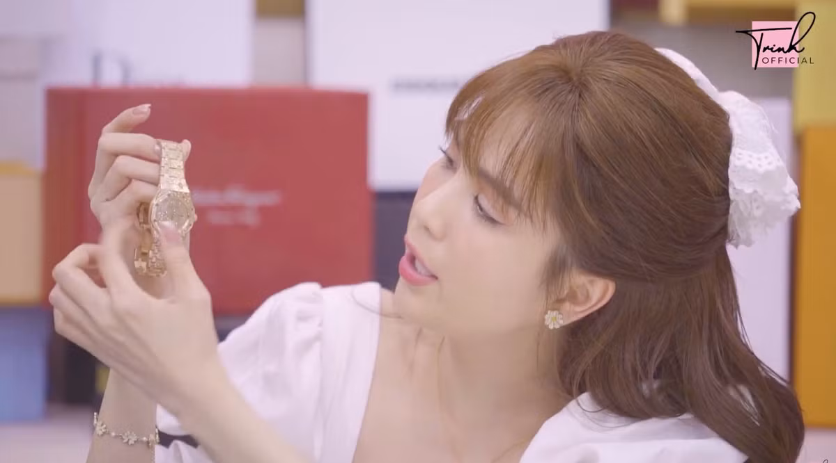 Chiếc đồng hồ màu vàng gold với phần mặt và cả dây đeo được đính kim cương tinh tế được Ngọc Trinh "chốt mua" trong vòng 30 giây không cần nghĩ nhiều vì thích.
