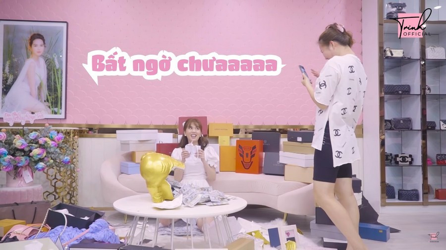 "Nữ hoàng nội y" cho biết những món đồ hiệu này là do cô tự thưởng, hội bạn thân tặng nhân dịp mừng sinh nhật và 5 triệu follower (người theo dõi) trên Instagram.