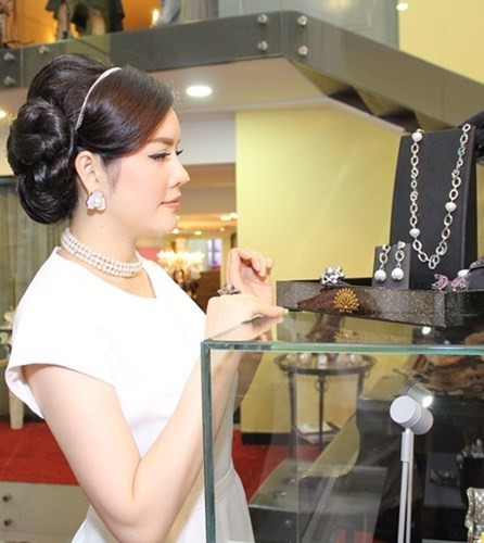 Người đẹp hiện có một cơ sở kinh doanh kim cương lớn với dòng kim cương mang tên mình. Ảnh: Internet.