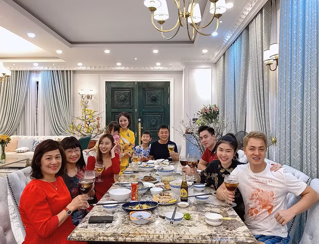 Khi nhìn vào không gian sang trọng lộng lẫy từng góc nhỏ đều được gia chủ bày trí sang trọng, dù không quá cầu kỳ nhưng vẫn toát lên vẻ xa hoa, sang trọng.