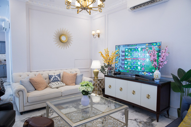 Nhìn những bức ảnh được đăng tải trên trang cá nhân của nam ca sĩ, người hâm mộ có thể ngắm nhìn toàn bộ cảnh căn biệt thự. Ca sĩ Đăng Khôi đã làm nhiều người choáng ngợp bởi không gian rộng rãi, sang trọng.