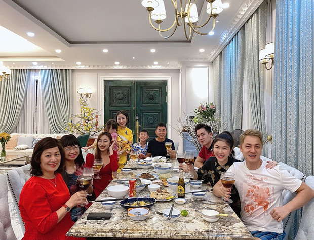 Khi nhìn vào không gian sang trọng lộng lẫy từng góc nhỏ đều được gia chủ bày trí sang trọng, dù không quá cầu kỳ nhưng vẫn toát lên vẻ xa hoa, sang trọng.