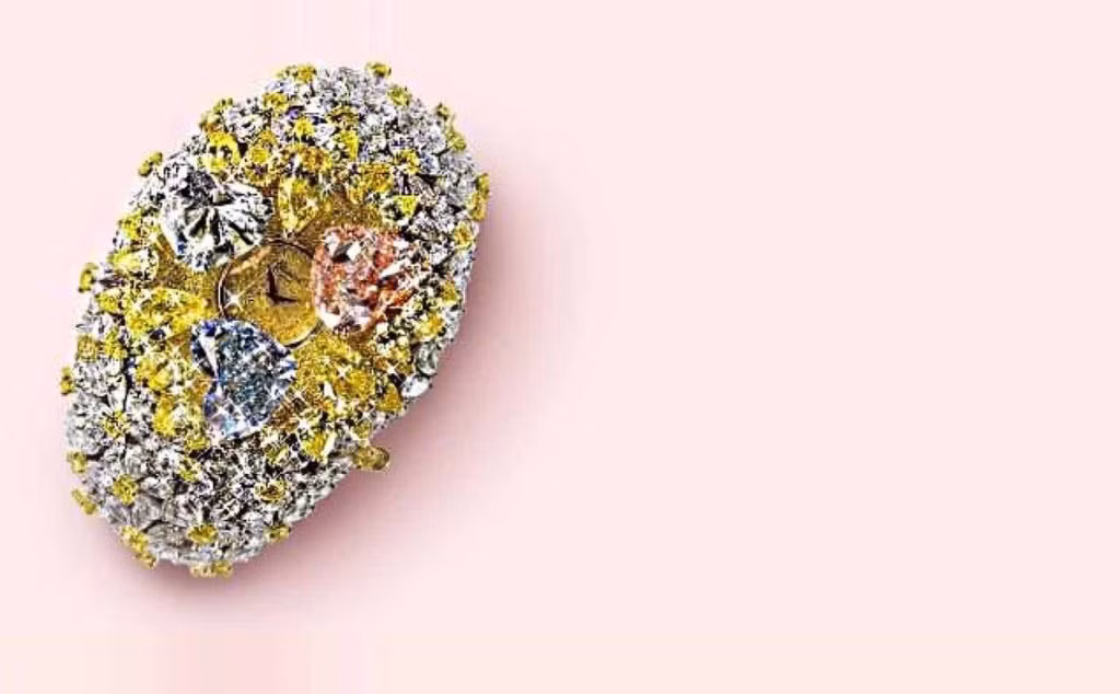 Chopard 201-Carat (25 triệu USD) chính là tuyệt tác vang danh thế giới của công ty Chopard. Nó được đính kết từ 874 viên kim cương, trong đó có 3 viên kim cương lớn bao gồm viên màu xanh biển 12 carat, màu hồng 15 carat và viên màu trắng 11 carat.