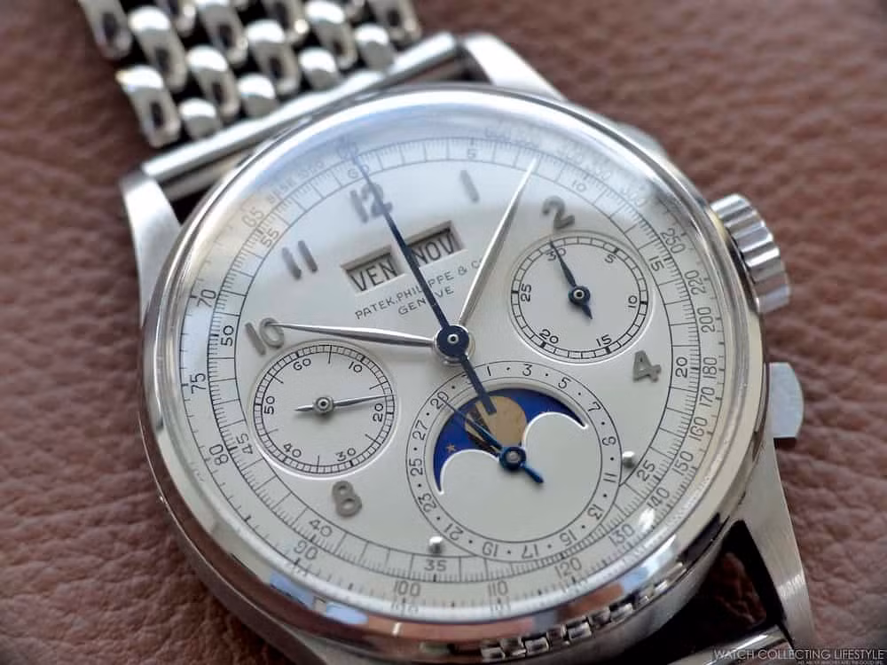 Patek Philippe Ref. 1518 (11,1 triệu USD) được giới thiệu vào năm 1941, là mẫu đồng hồ lịch vạn niên đầu tiên kèm theo chức năng đồng hồ bấm giờ.