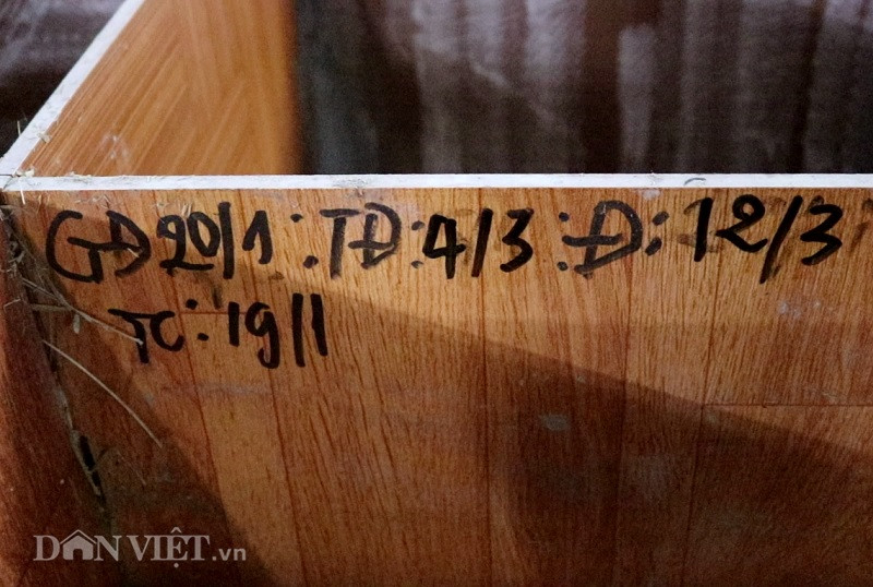 Để tiện theo dõi, chăm sóc, ông Huân dùng bút ghi ngày ghép đôi dúi, ngày tách đôi, ngày đẻ, ngày tách con lên từng ô nuôi.