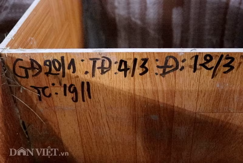 Để tiện theo dõi, chăm sóc, ông Huân dùng bút ghi ngày ghép đôi dúi, ngày tách đôi, ngày đẻ, ngày tách con lên từng ô nuôi.