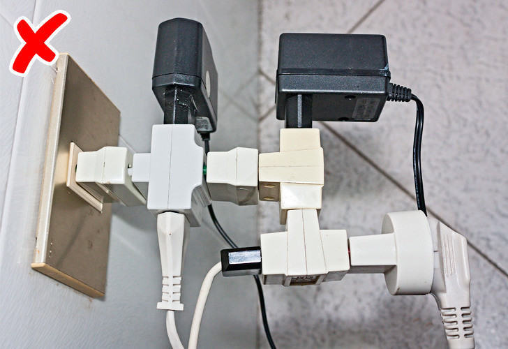 Nên trang bị các ổ cắm chất lượng tốt để tránh nguy cơ hỏa hoạn. Bạn cũng nên trang bị số lượng ổ cắm trong nhà ở nhiều vị trí để không phải chuẩn bị nhiều dây đấu nối hay các ổ rời. Nguồn ảnh: Brightside.