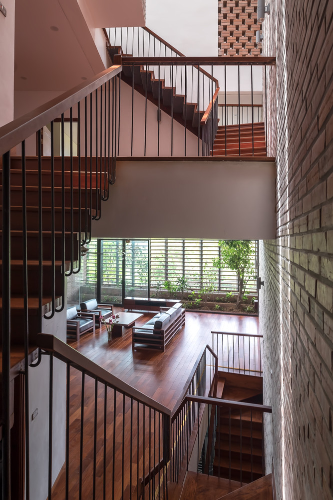 Ánh sáng từ trên cao kết hợp với màu xanh của cây cối tạo nên trải nghiệm thú vị cho gia chủ.