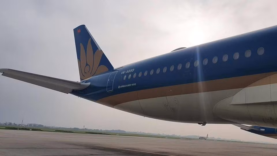 Sáng nay, chiếc Airbus A350 của Hãng hàng không quốc gia Việt Nam (Vietnam Airlines) đã cất cánh rời Hà Nội đi Guinea Xích đạo để đón 219 công dân Việt Nam về nước, trong đó có 129 người đã nhiễm COVID-19.