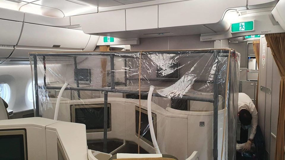 Máy bay được chia làm 4 khoang. Khoang đuôi máy bay dành cho bệnh nhân dương tính, khoang tiếp theo dành cho người âm tính hoặc chưa có kết quả xét nghiệm. Sau đó là khoang dành cho nhân viên y tế và tổ bay.