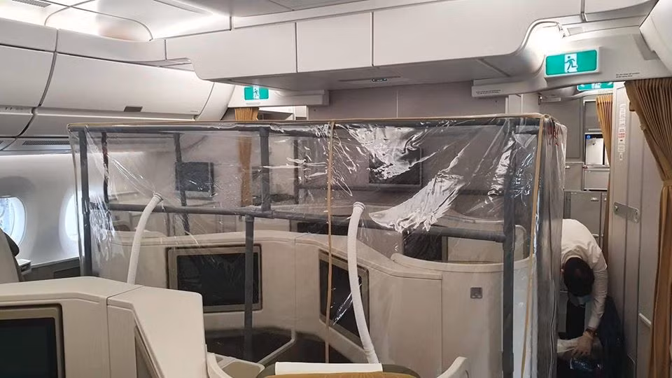 Máy bay được chia làm 4 khoang. Khoang đuôi máy bay dành cho bệnh nhân dương tính, khoang tiếp theo dành cho người âm tính hoặc chưa có kết quả xét nghiệm. Sau đó là khoang dành cho nhân viên y tế và tổ bay.