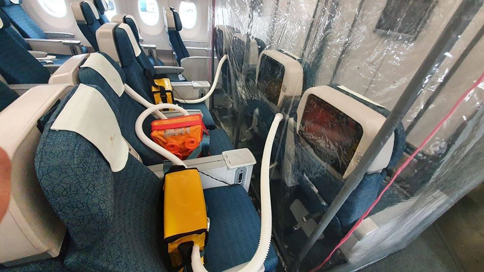 Giữa các khoang có máy lọc không khí và ngăn cách bằng các tấm nhựa dẻo PVC.