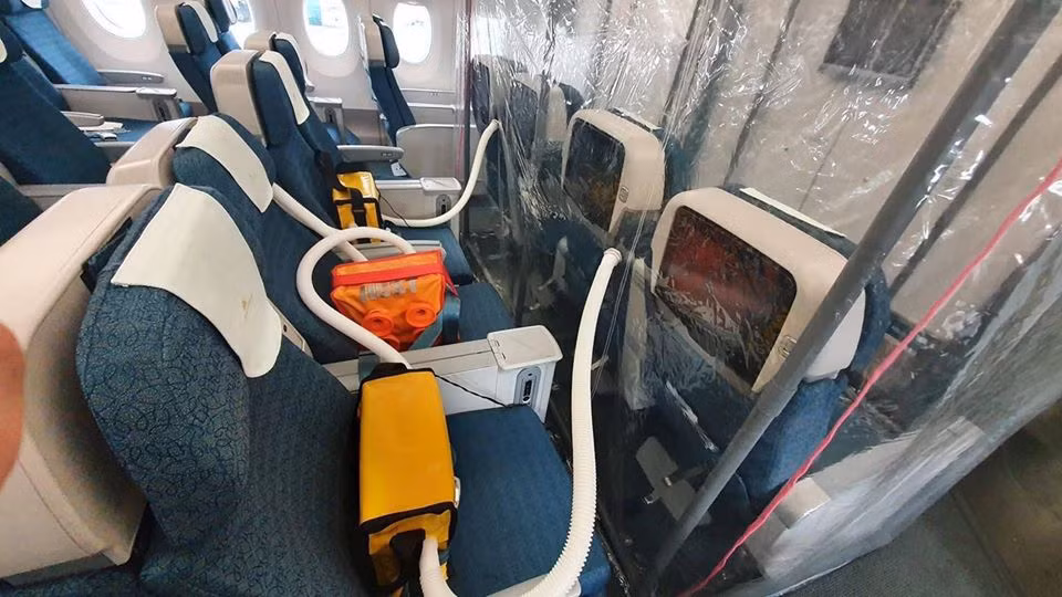 Giữa các khoang có máy lọc không khí và ngăn cách bằng các tấm nhựa dẻo PVC.