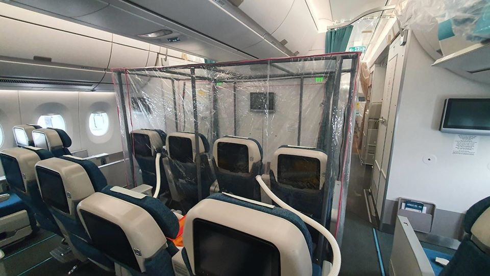 Để chống lây nhiễm chéo, trên máy bay có 4 buồng áp lực dương, mỗi buồng có trọng lượng 7-8kg, thao tác trong vòng 5 đến 7 phút là có thể lắp xong.