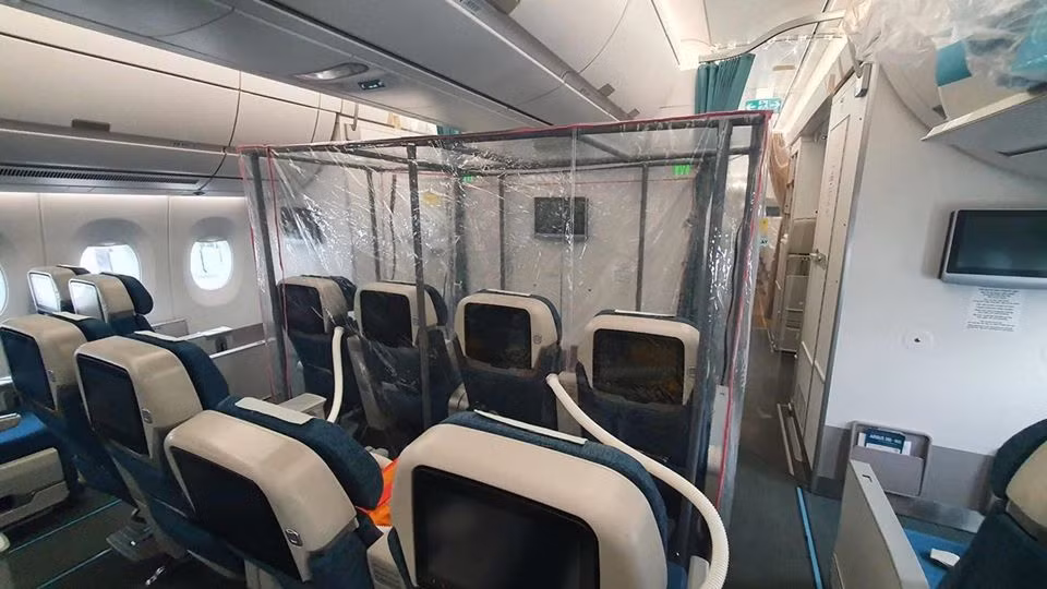 Để chống lây nhiễm chéo, trên máy bay có 4 buồng áp lực dương, mỗi buồng có trọng lượng 7-8kg, thao tác trong vòng 5 đến 7 phút là có thể lắp xong.