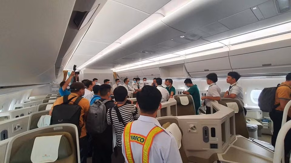 Tổ bay và đội ngũ y tế sẵn sàng trước khi thực hiện nhiệm vụ đặc biệt. Nguồn ảnh: Ngọc Thúy. Video: "Siêu máy bay" đưa phi công người Anh (bệnh nhân 91) hồi hương. Nguồn: VTC Now