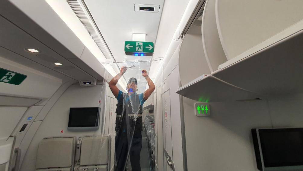 100 bộ đồ bảo hộ tiêu chuẩn cao nhất đã được cấp phát cho các thành viên phi hành đoàn. 300 khẩu trang N95 cũng đã sẵn sàng để cung cấp cho các hành khách trên chuyến bay.