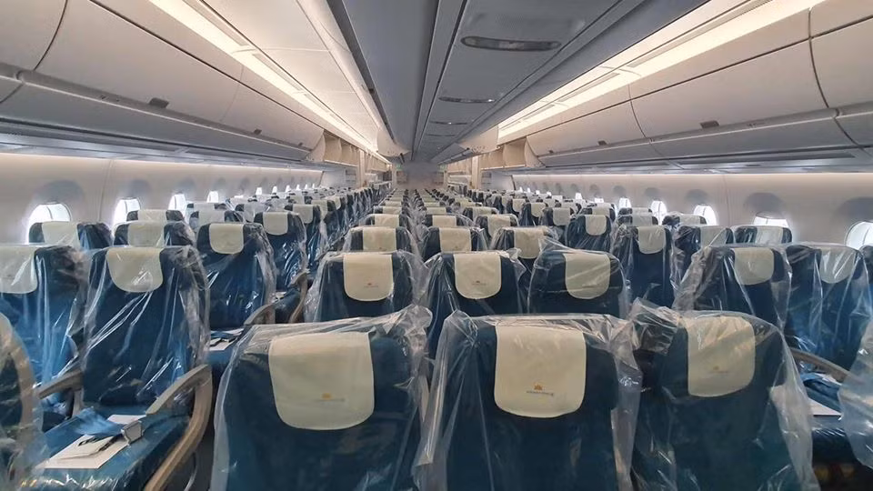 Do có 129 người đã nhiễm COVID-19 nên chuyến bay được thực hiện theo quy trình đặc biệt nhất từ trước đến nay. Toàn bộ ghế trên chuyến bay được bọc nilon.