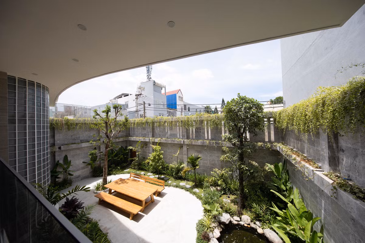 Mặt tiền san hô giống như một tấm lọc thông thoáng che chắn cho căn biệt thự.