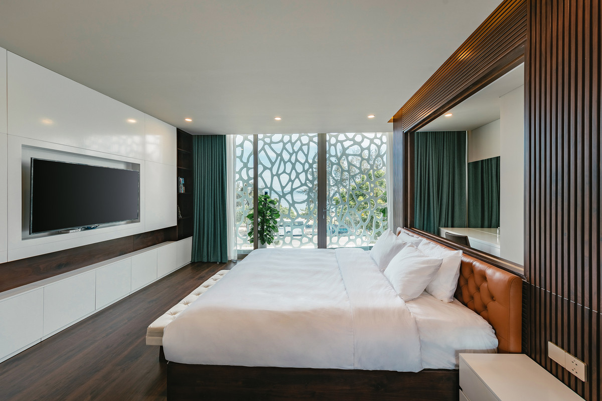 Phòng ngủ thoáng đãng với tầm nhìn tuyệt đẹp về phía biển.