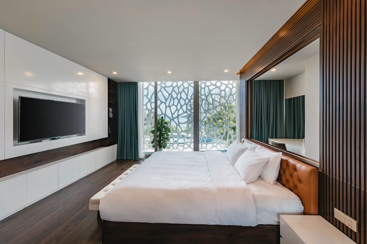 Phòng ngủ thoáng đãng với tầm nhìn tuyệt đẹp về phía biển.