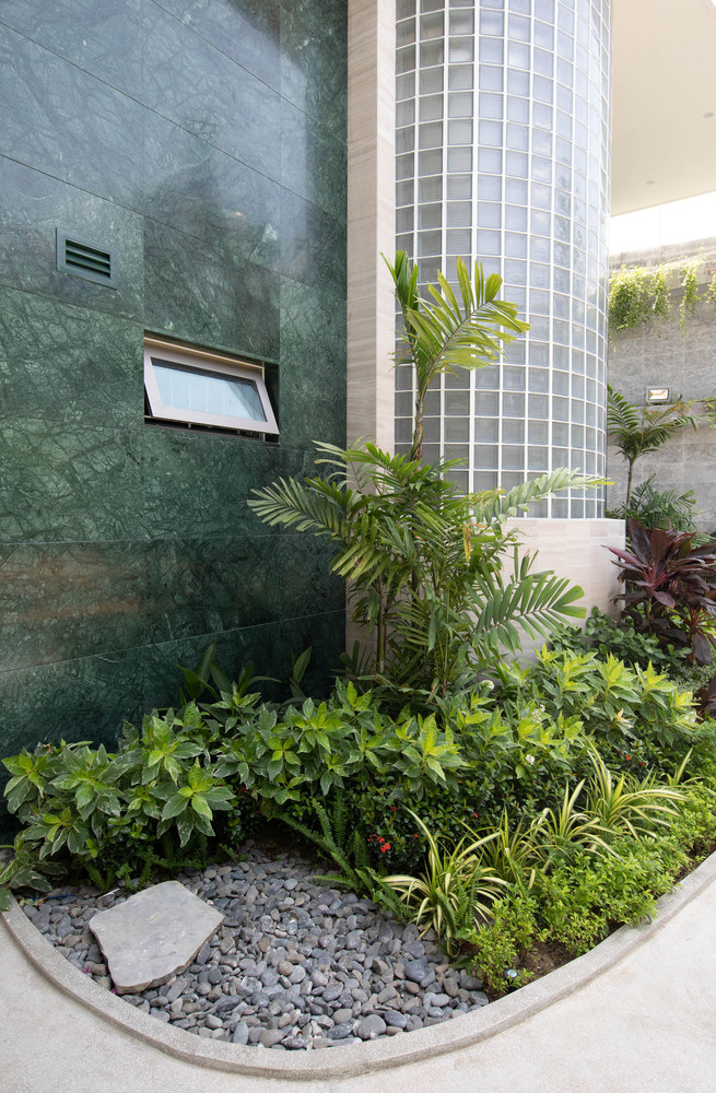 Vì thế, các giải pháp thiết kế được đưa ra, bao gồm cây xanh được trồng bên ngoài và trong tòa nhà để hạn chế sự tăng nhiệt độ.