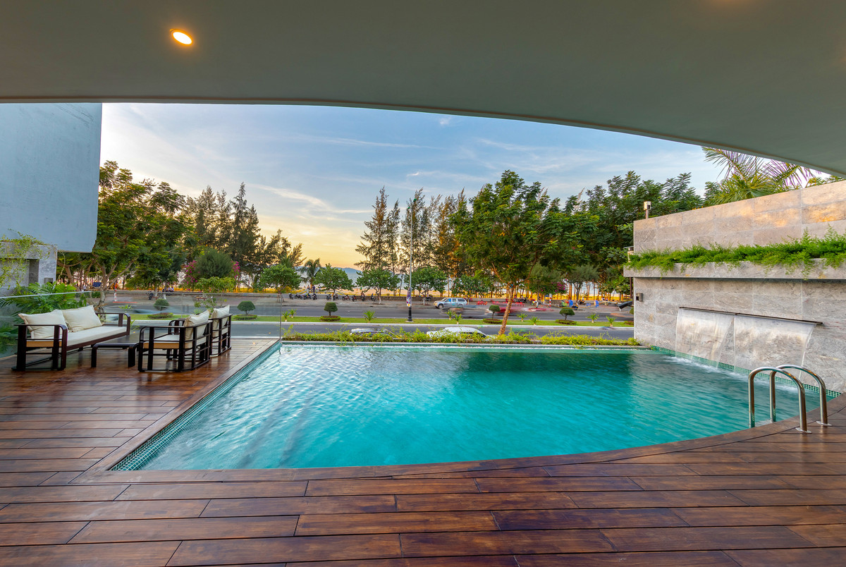 Bể bơi rộng cũng là điểm nhấn của căn biệt thự. Nguồn ảnh: Princestudio. Video: Lãng phí hàng trăm biệt thự “ma” ở Sài Gòn. Nguồn: VTC1.