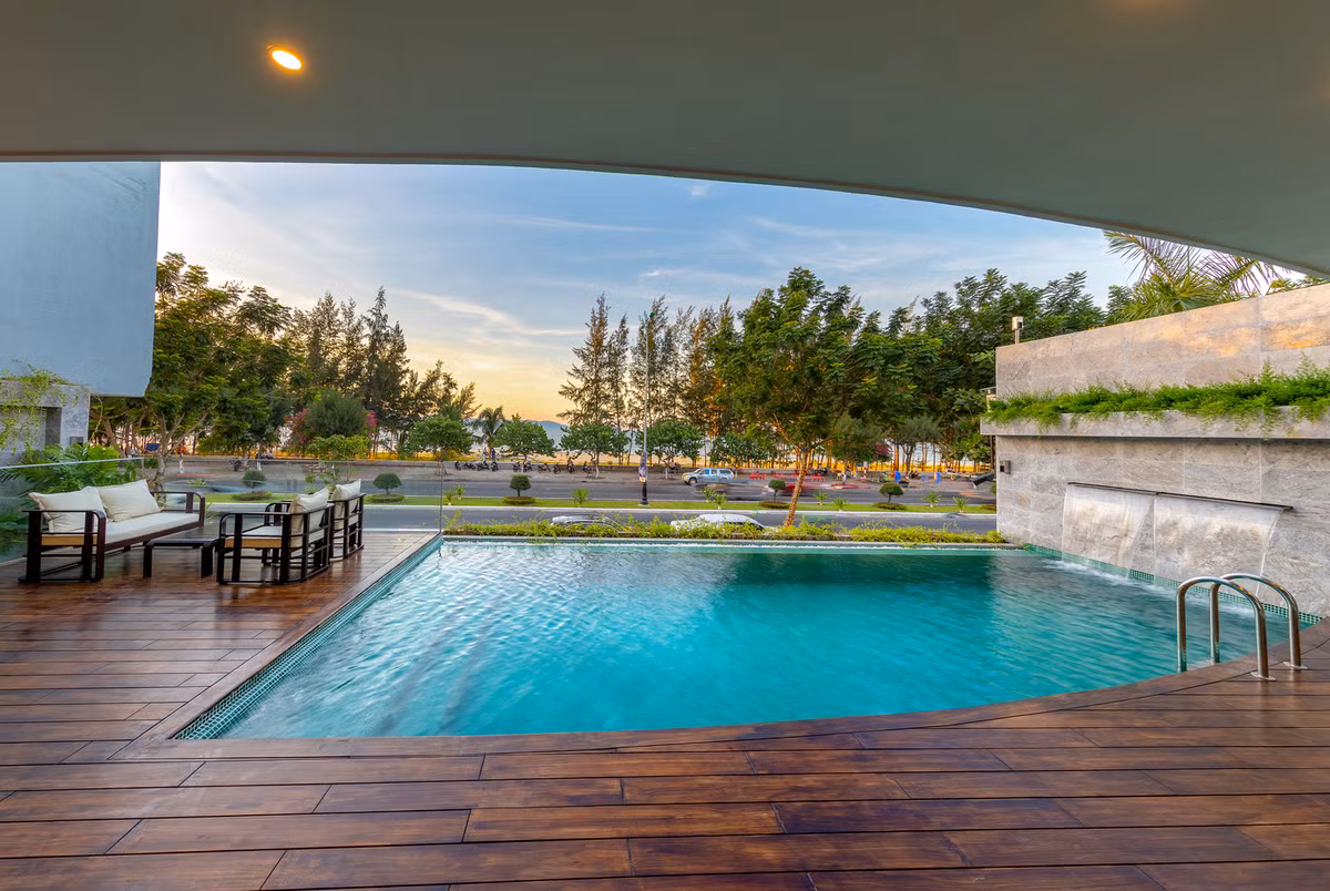 Bể bơi rộng cũng là điểm nhấn của căn biệt thự. Nguồn ảnh: Princestudio. Video: Lãng phí hàng trăm biệt thự “ma” ở Sài Gòn. Nguồn: VTC1.