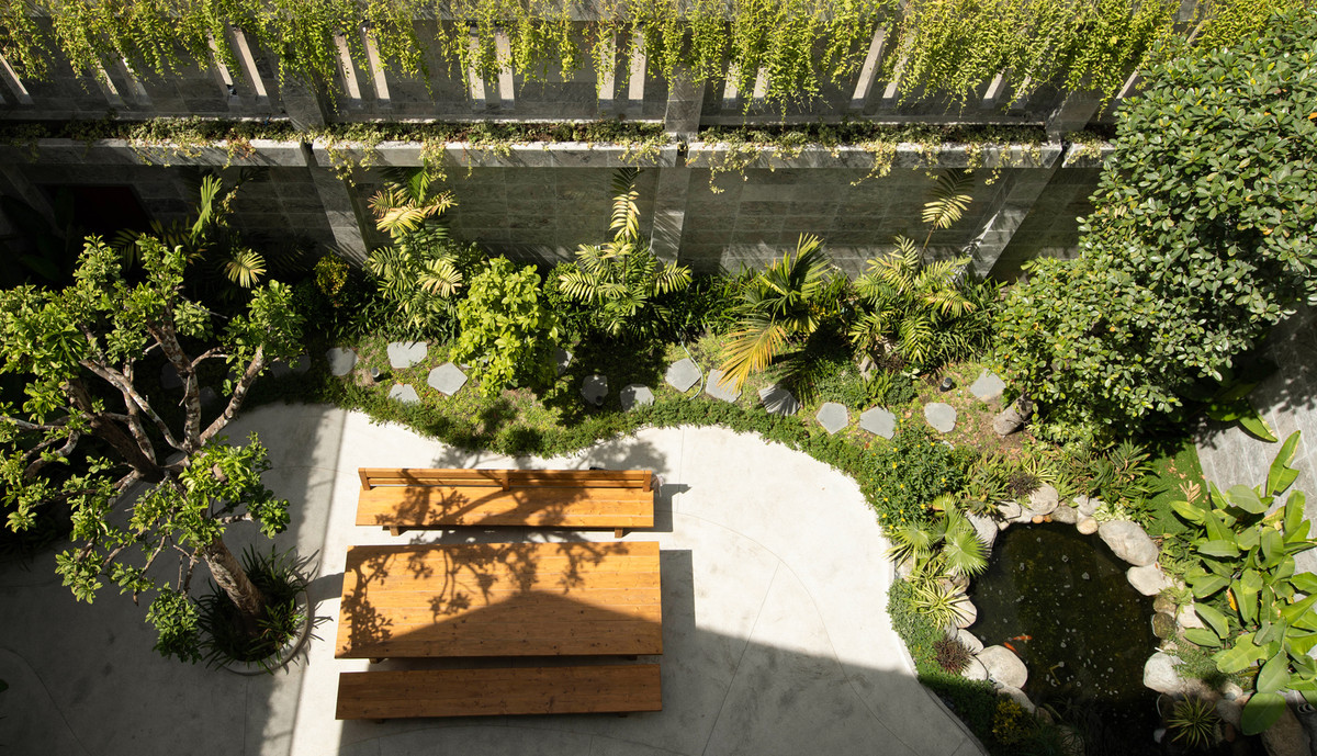 Thách thức trong thiết kế biệt thự nằm ở chỗ tạo ra một công trình mở, thân thiện với môi trường mà vẫn thích nghi được với điều kiện khí hậu địa phương.