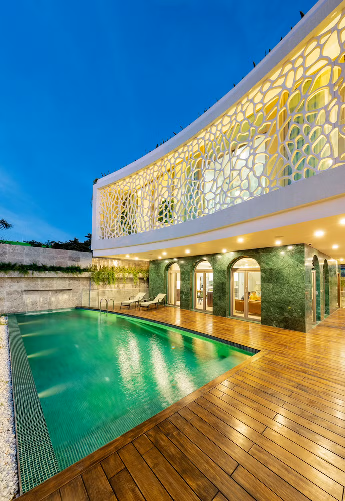 Mặt trước ngôi nhà sử dụng gỗ và đá tự nhiên nhằm giảm hấp thụ nhiệt.