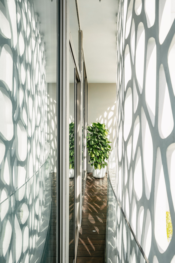 Nhờ đó, căn nhà đón được gió lùa nhưng vẫn đủ ngăn ánh sáng mặt trời chói chang.