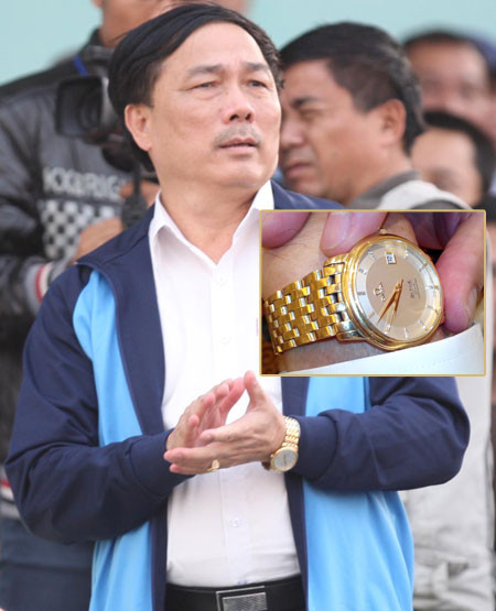 Nhiều năm về trước, bầu Đệ khiến nhiều người ngả mũ thán phục khi sở hữu chiếc đồng hồ hàng hiệu Omega được làm bằng vàng, đính kim cương trị giá hàng trăm triệu. Ảnh: Ngoisao. Video: Đại gia Việt lùng sục cá ‘khủng long 6 sừng. Nguồn: VTC14