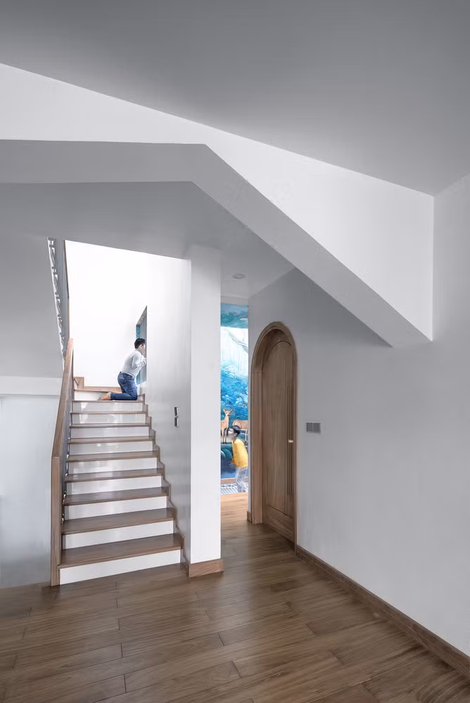 Khoảng trống trên tầng 3 được kết nối với nhau bằng một tấm lưới lớn trông như 1 chiếc võng.