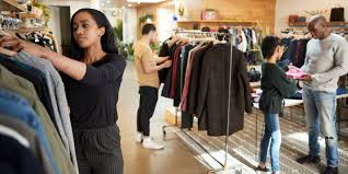 Lý do đơn giản là quần áo treo tại cửa hàng đã được mặc lên người của vô số khách tiềm tàng nguy cơ mắc các bệnh ngoài da. Hơn nữa, khi qua tay nhiều người, sản phẩm có thể gặp vấn đề bung cúc, đứt chỉ.